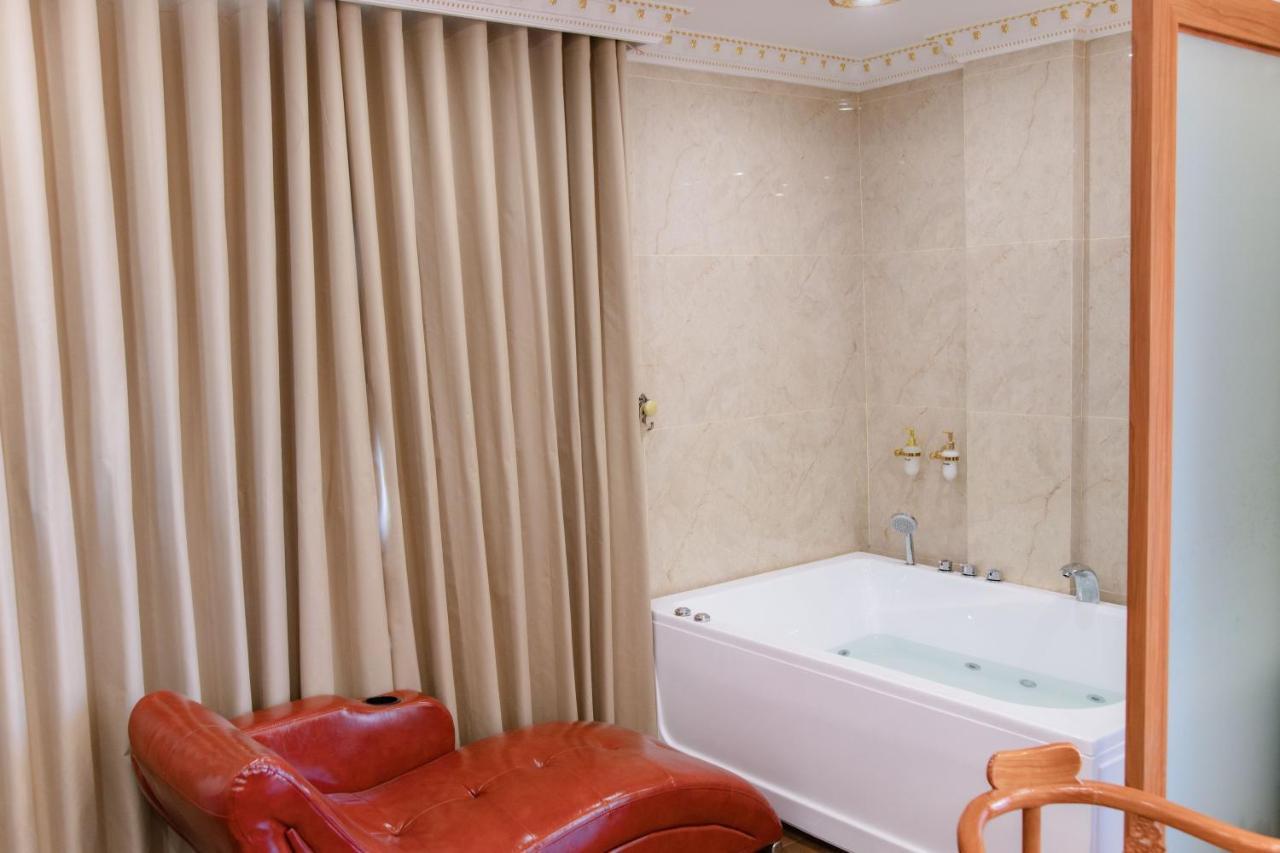 Tri Tam Hotel - Khach San Tri Tam Ben Luc Eksteriør billede